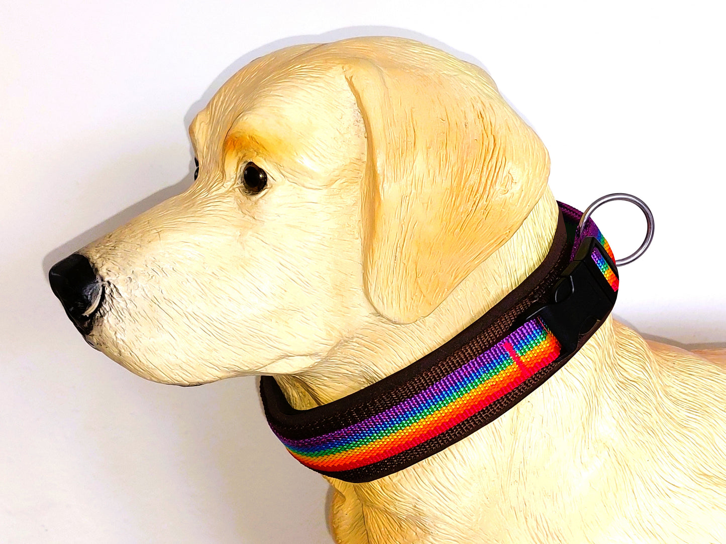 Hundehalsband-extra-breit-neoprenpolster-regenbogen-auf-braun